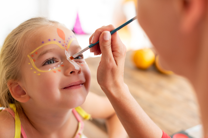 Fasching Gesichter schminken | Credit: iStock.com/Andrea Obzerova