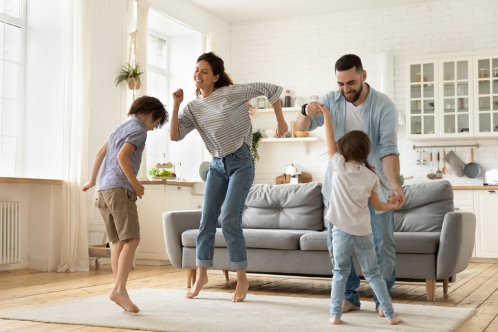 Tanzende Familie | Credit: iStock.com/fizkes