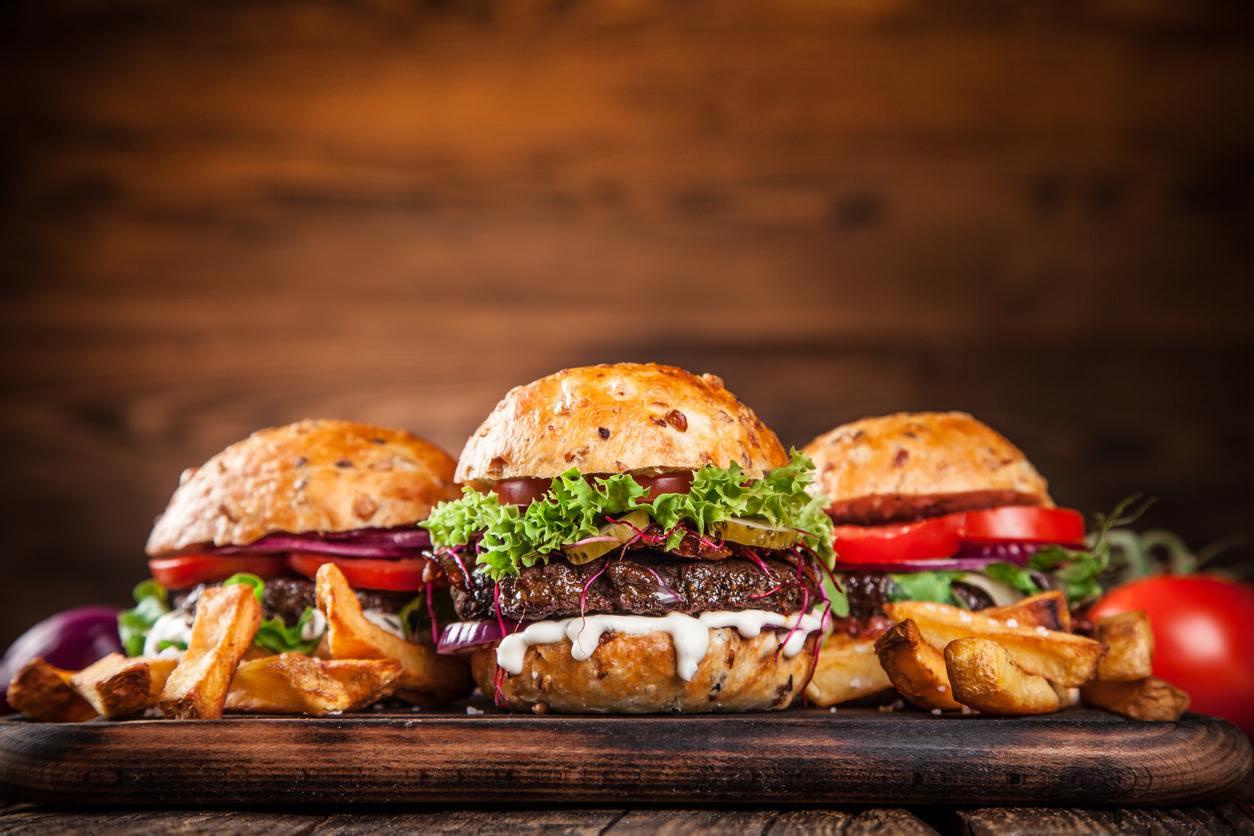 Burger „to-go“ | Credit: iStock.com/Kesu01