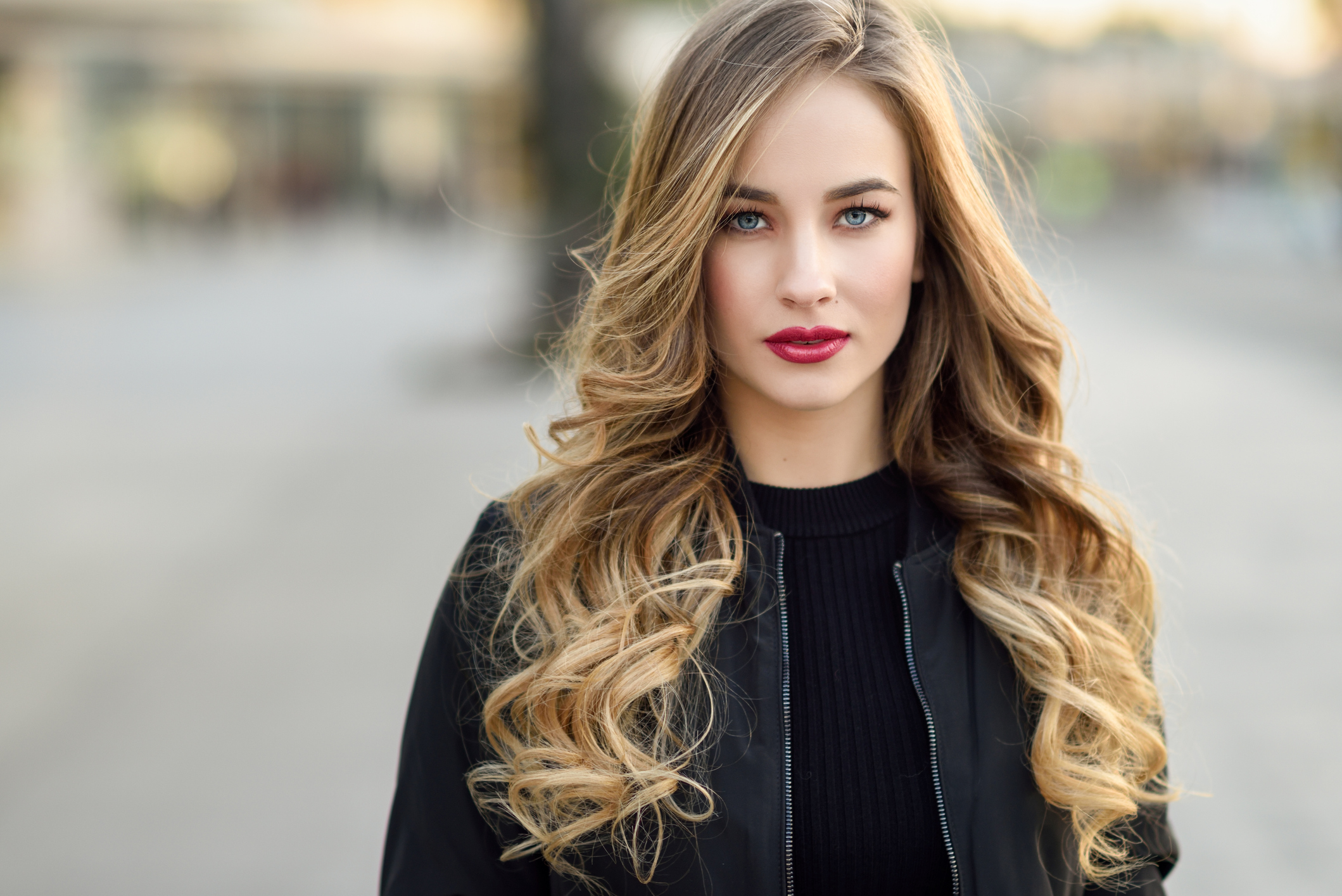 PORTRÄT EINER JUNGEN FRAU MIT LANGEN BLONDEN, LOCKIGEN hAAREN