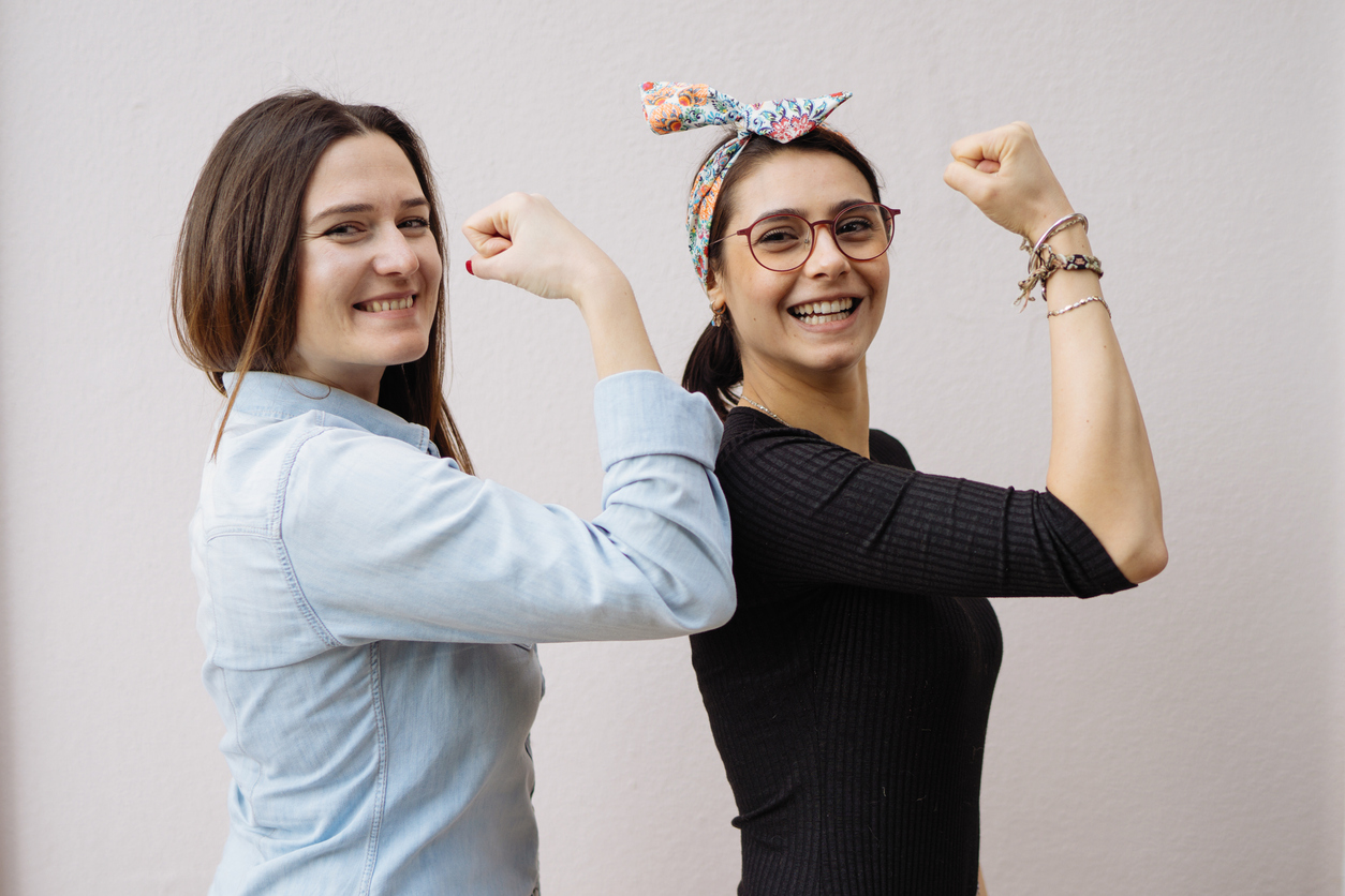 Zwei starke Frauen | Credit: iStock.com/burakkarademir