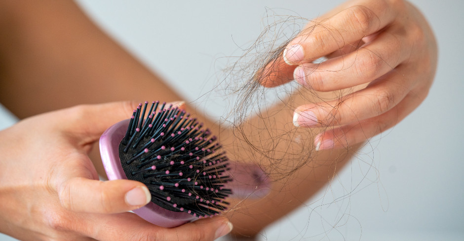 Ein Büschel Haare in der Haarbürste