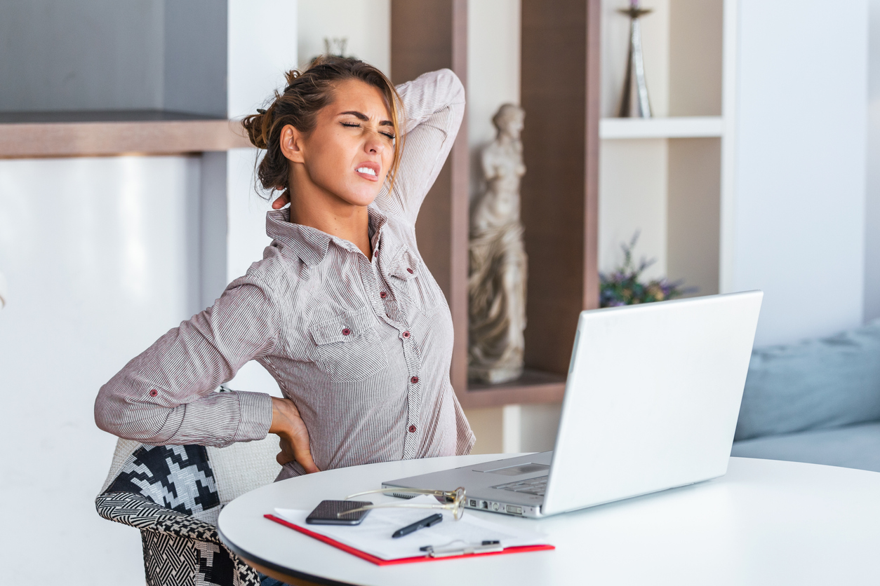 Frau mit Rückenschmerzen | Credit: iStock.com/stefanamer