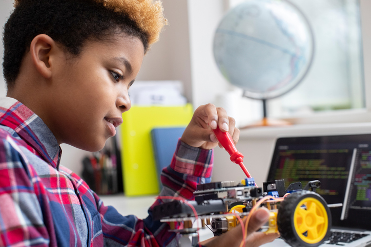 Begeisterung für Technik | Credit: iStock.com/Daisy-Daisy