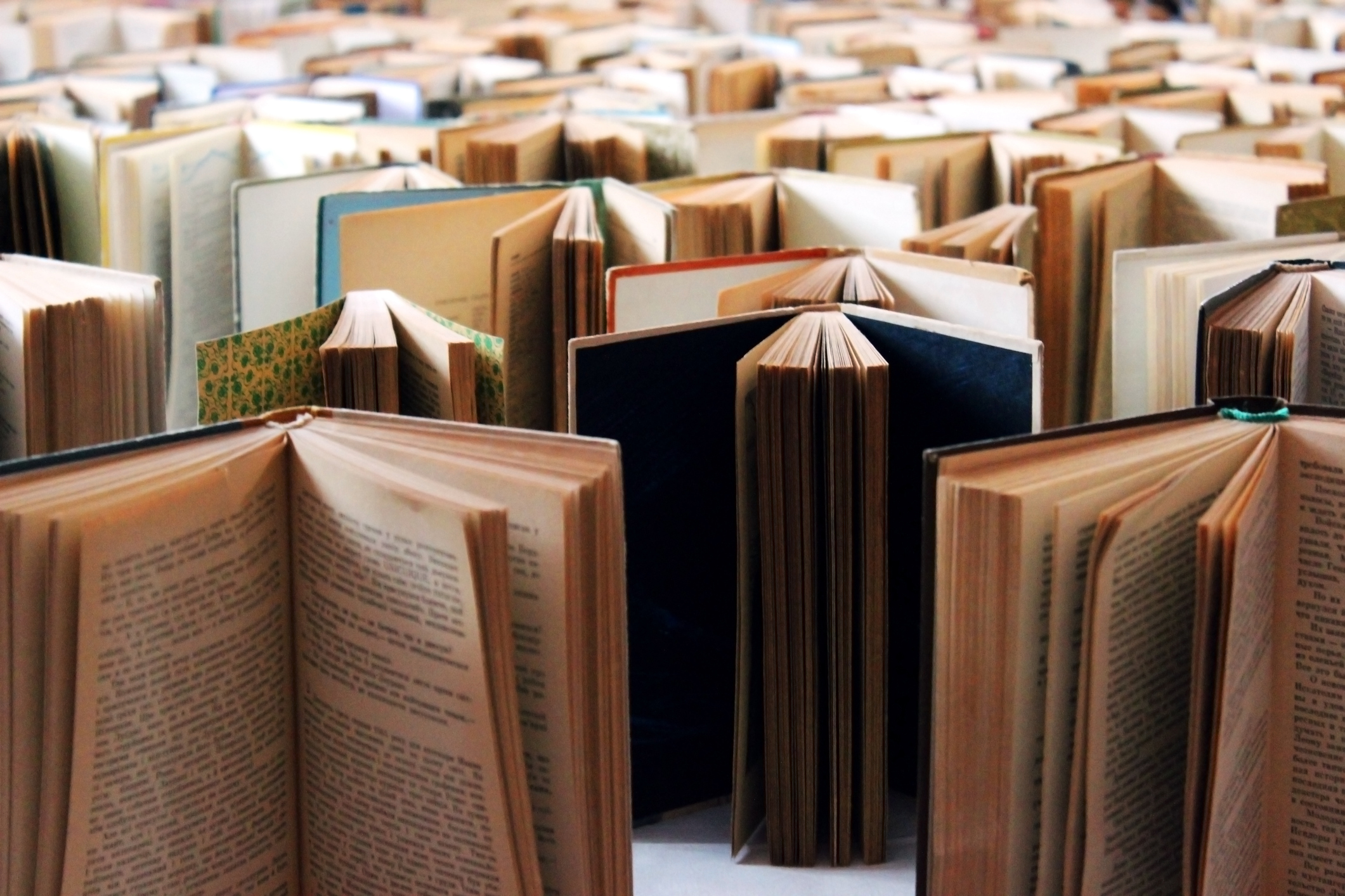 Unzählige halboffene und aufgestellte Bücher