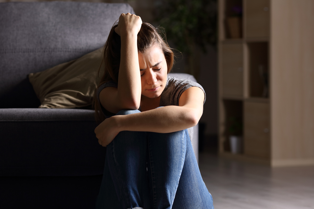 Eine junge Frau trauert | Credit: iStock.com/AntonioGuillem