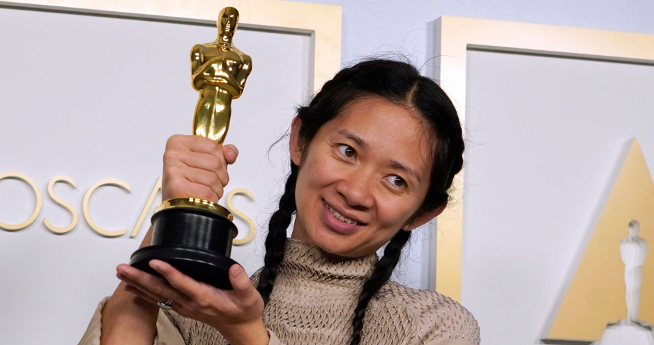 Chloé Zhao mit ihrem Oscar in der Kategorie "Beste Regie" | Credit: CHRIS PIZZELLO / AFP / picturedesk.com