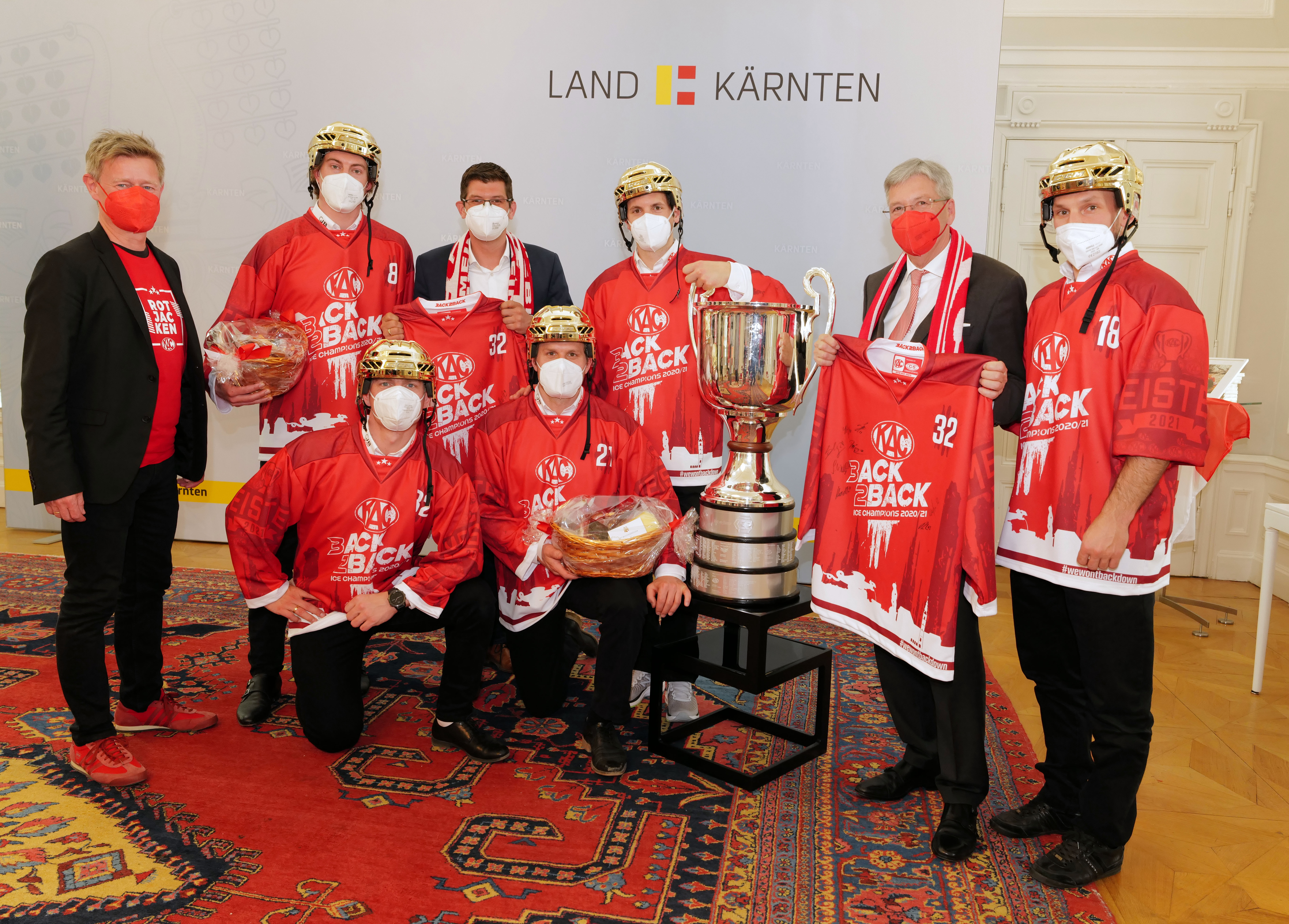 LH Peter Kaiser mit Spielern des KAC im Spiegelsaal der Kärntner Landesregierung