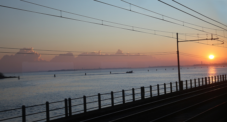 Sonnenaufgang in Venedig vom Zug aus | Credit: iStock.com/ChiccoDodiFC