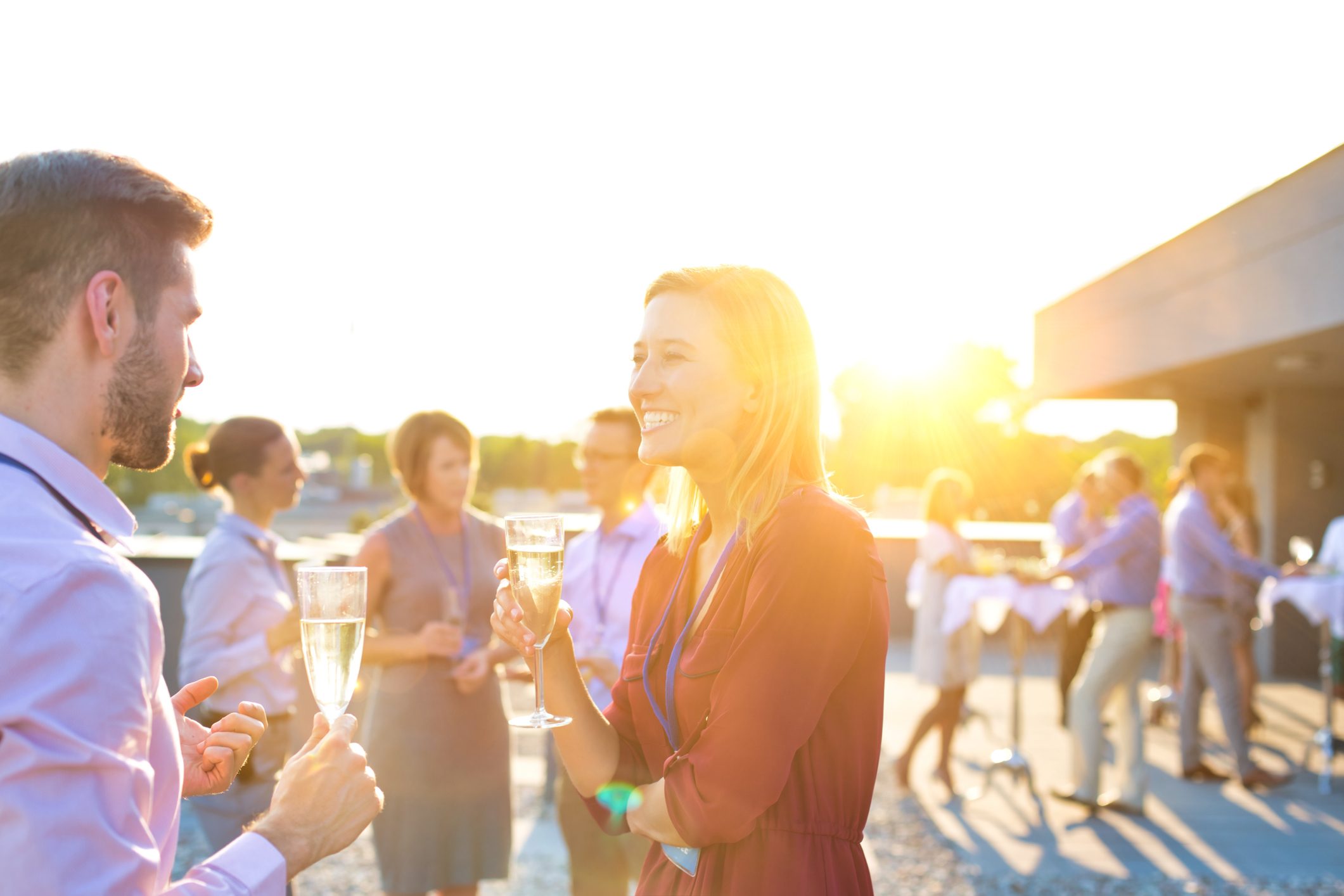 Sonnenuntergang auf einer Terrasse mit jungen Menschen