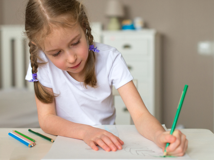 Kind schreibt mit links | Credit: iStock.com/DmitriMaruta