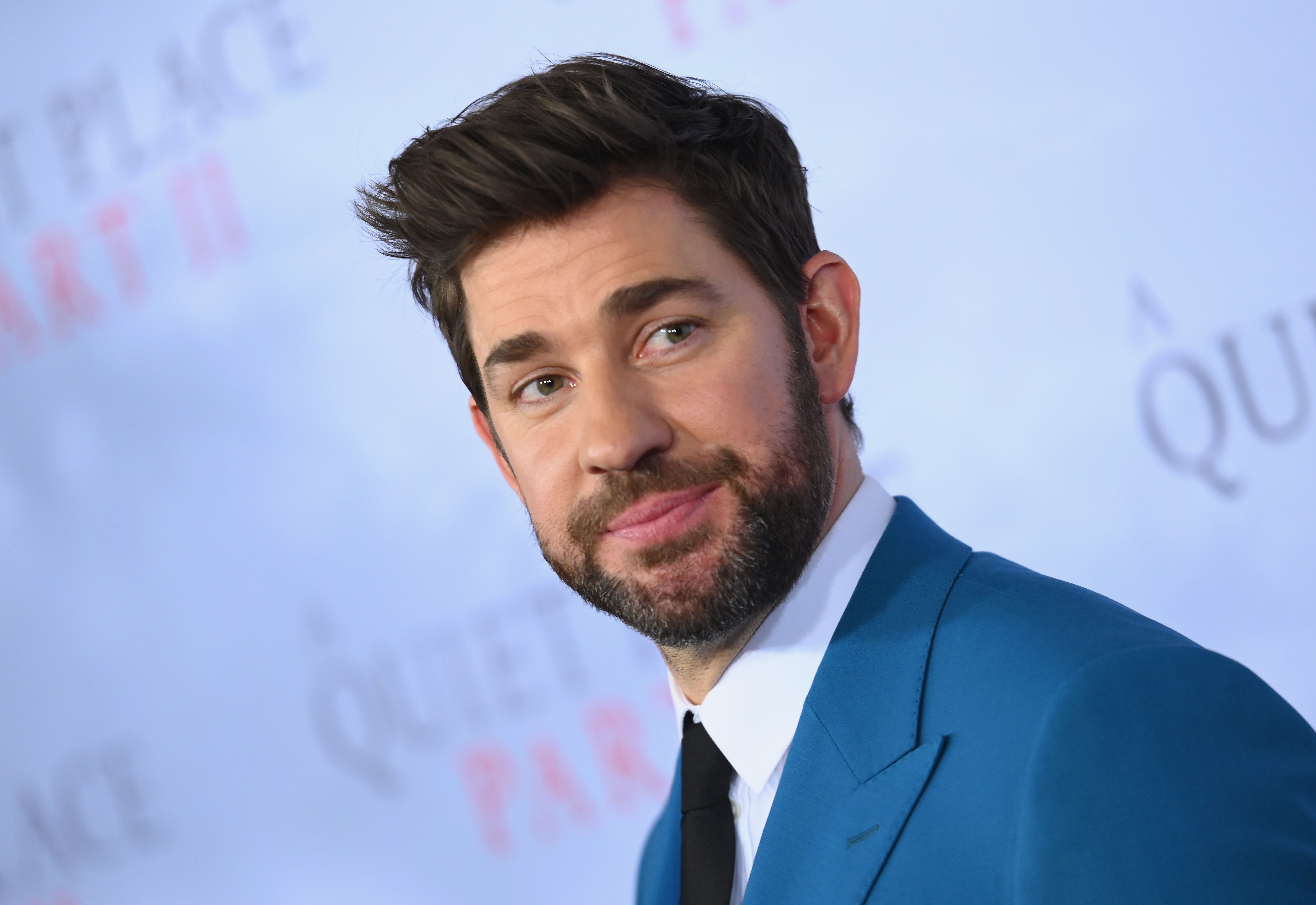 John Krasinski im blauen Anzug