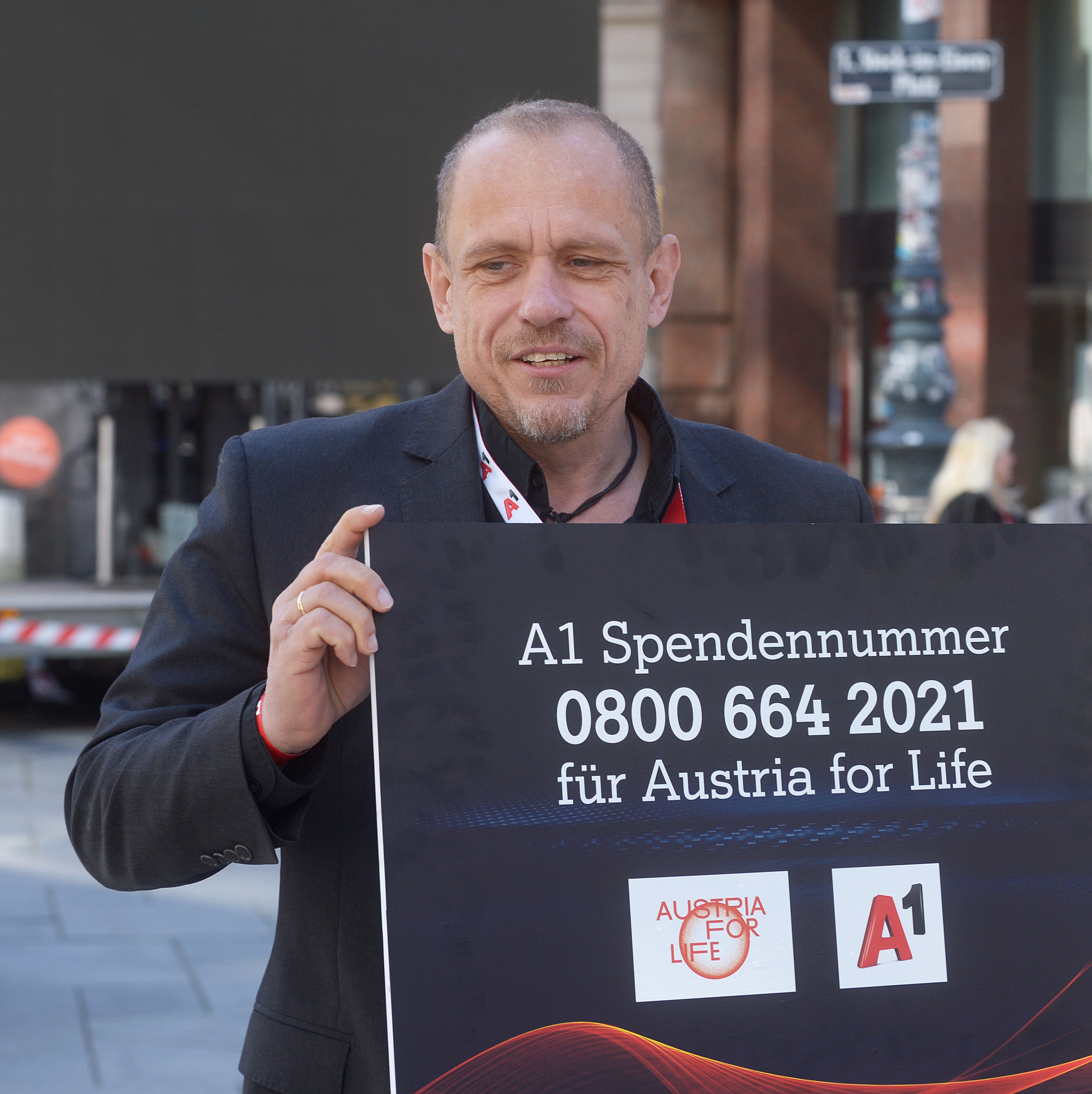 Gery Keszler mit Spendentafel
