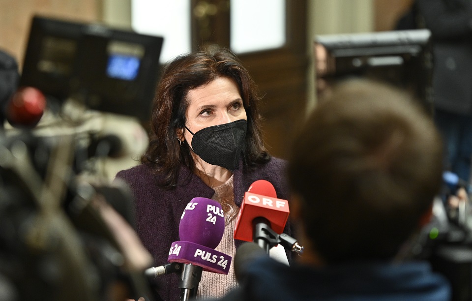 Astrid Wagner mit dunkler Masse tritt vor Journalisten auf.