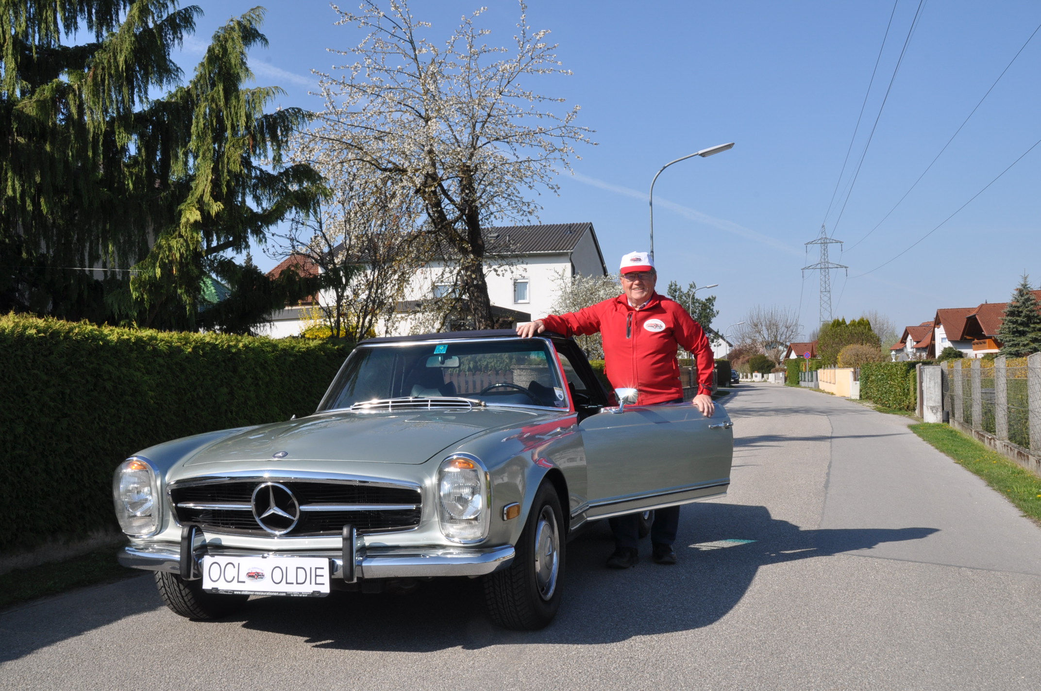 Oldtimer Club Leonding Obmann Gerhold Zautner und seine "Pagode".