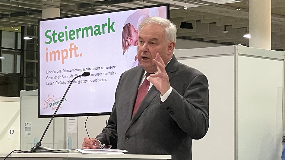 Hermann Schützenhöfer bei der Pressekonferenz