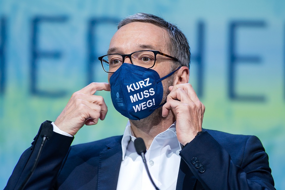 Herbert Kickl trägt eine blaue Maske mit der Aufschrift "Kurz muss weg"