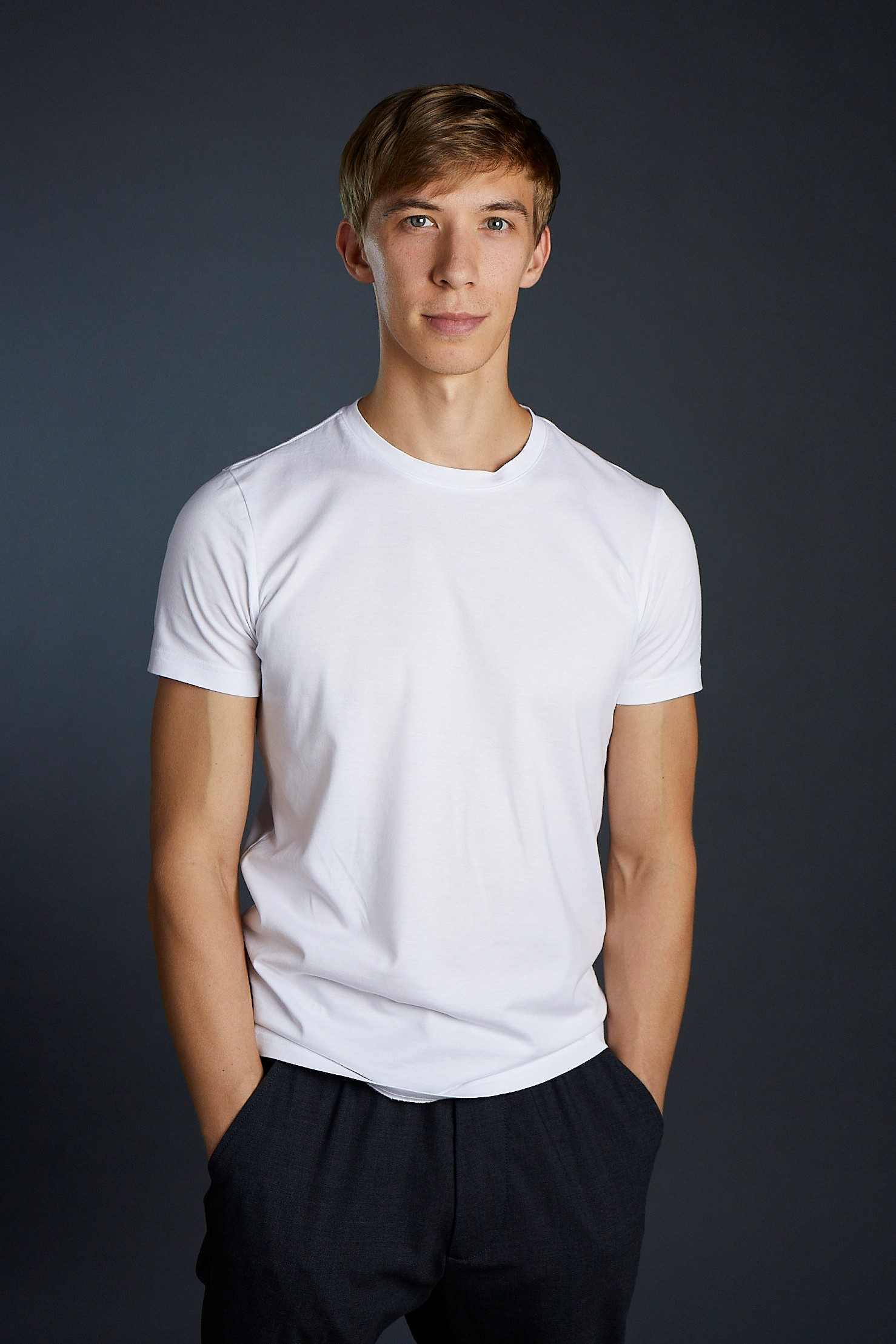 Alexey Popov im weißen Short