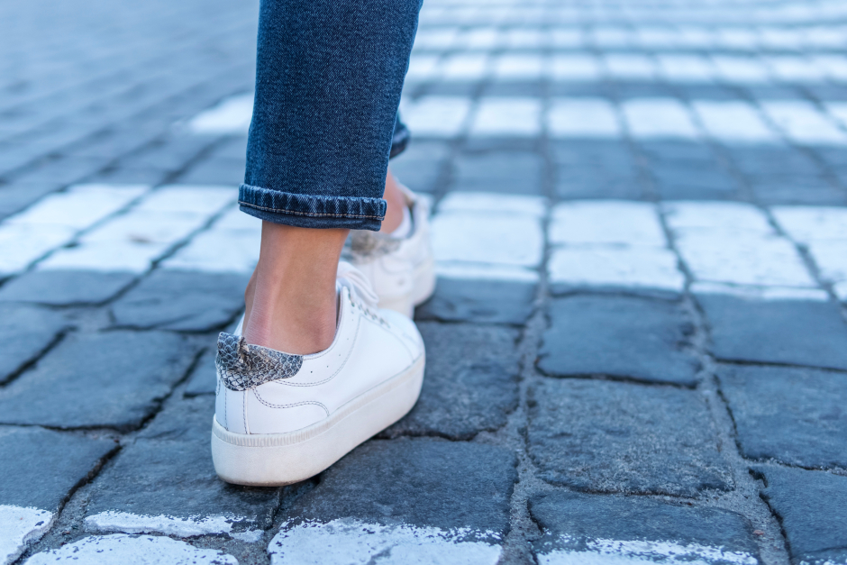 Zu Jeans die perfekte Wahl - weiße Sneaker | Credit: iStock.com/GrashAlex