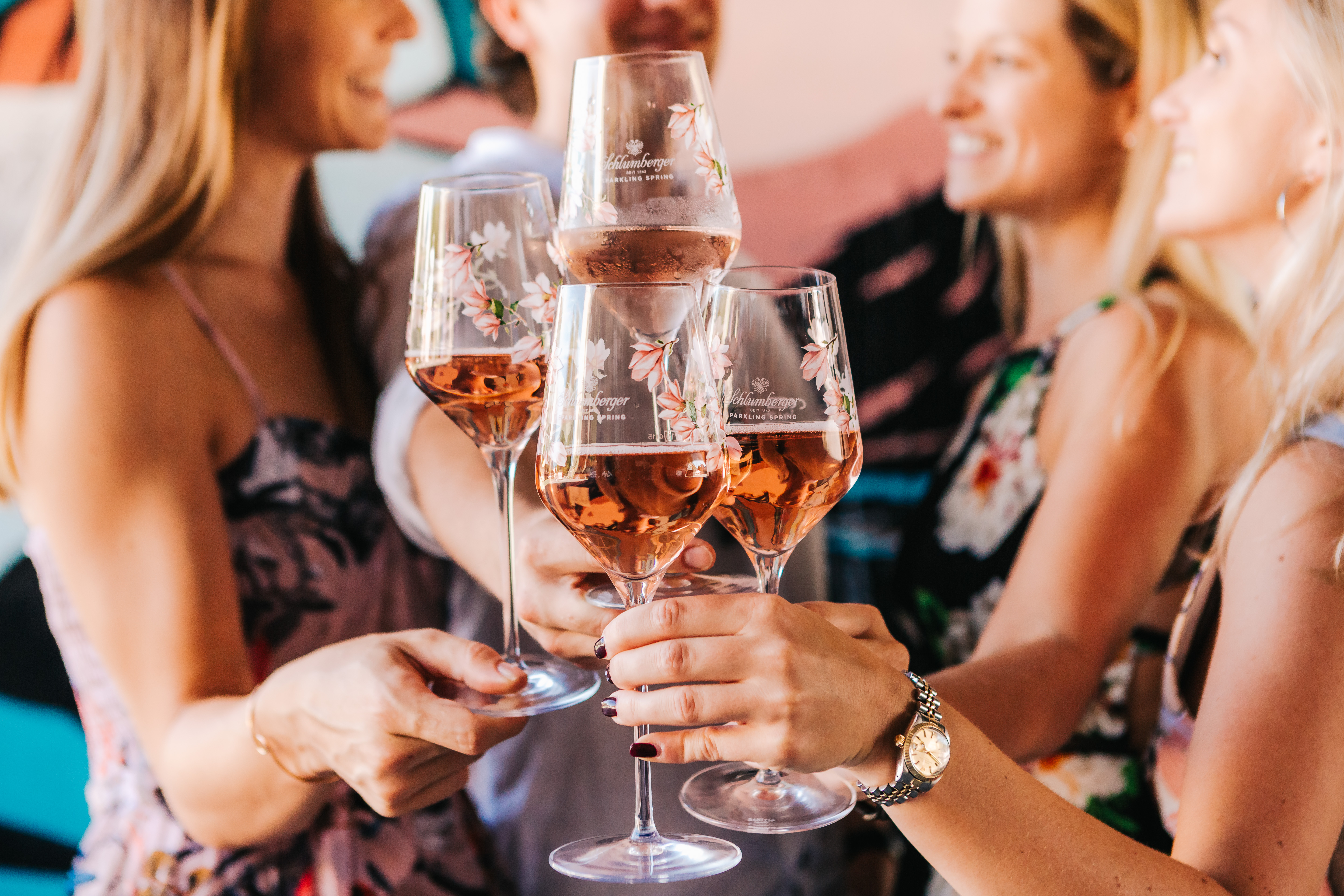 Gläser mit Rosé-Sekt