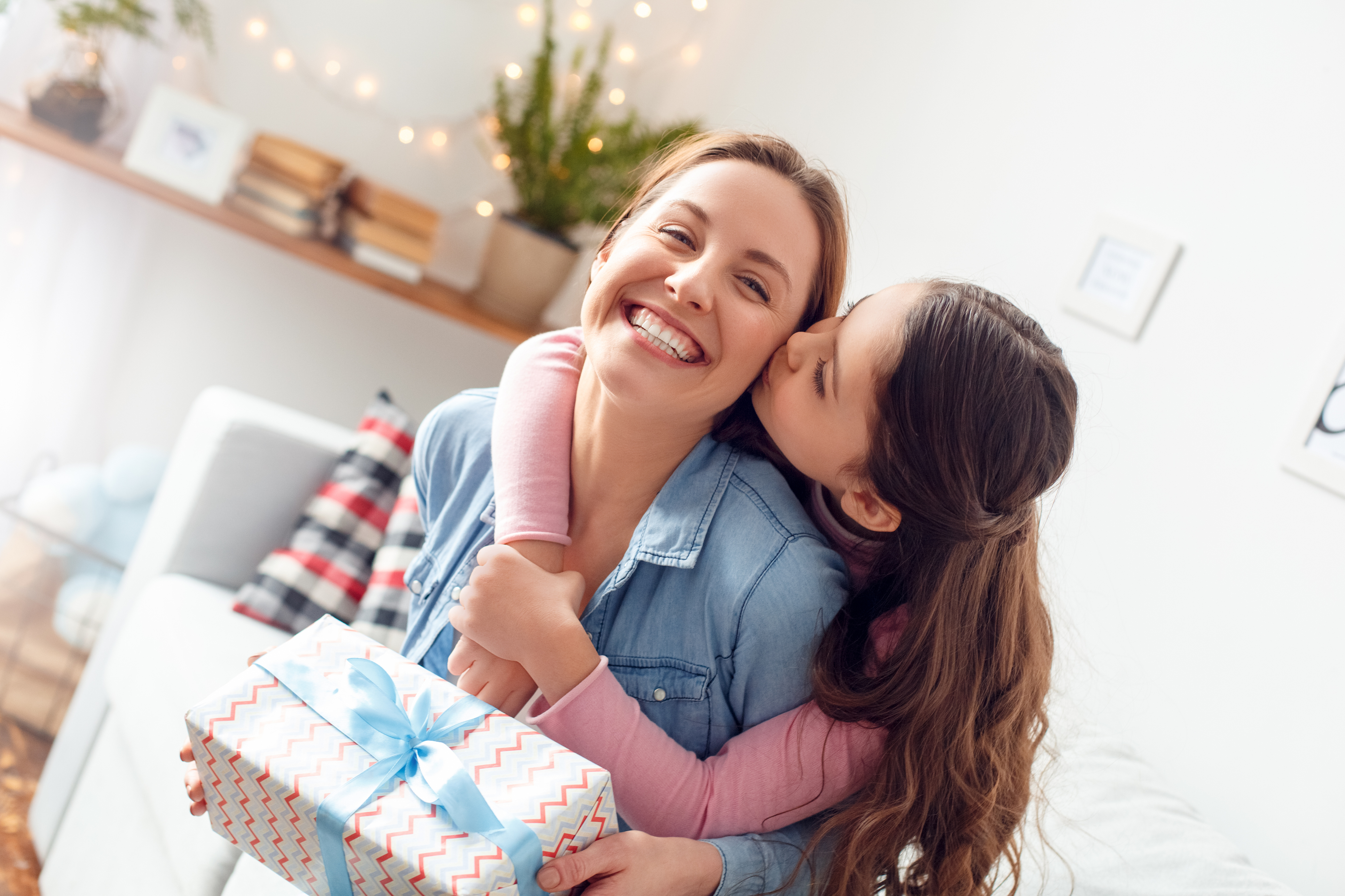 Junge Mutter freut sich über Geschenk von der Tochter