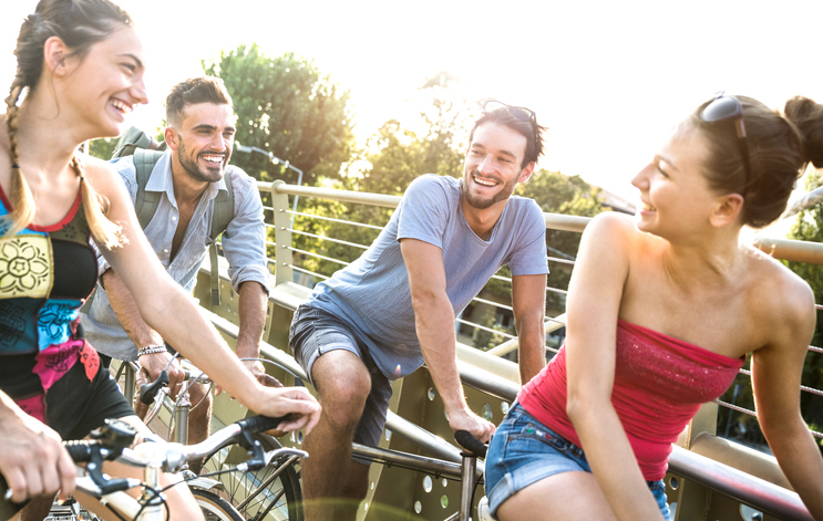 Zwei Pärchen machen eine Radtour