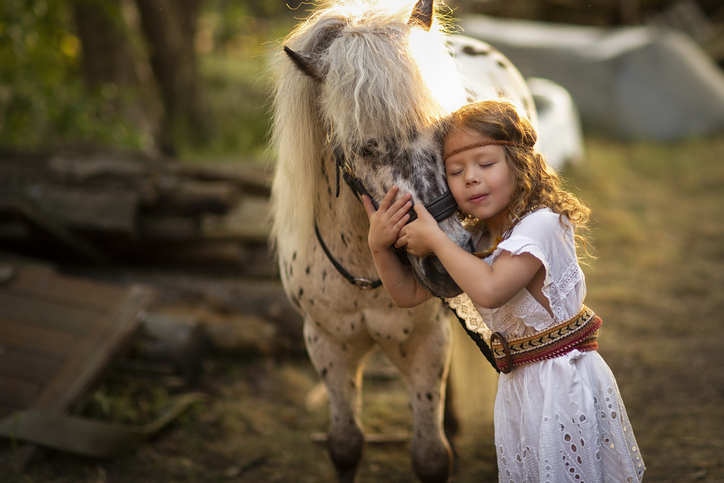 Kinder &amp; Pferde | Credit: iStock.com/Elena Weinhardt