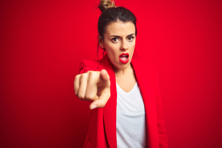 Ein Frau schimpft und zeigt mit dem Finger