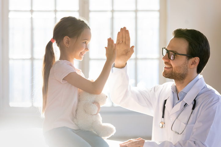 Zu Besuch beim Kinderarzt | Credit: iStock.com/fizkes