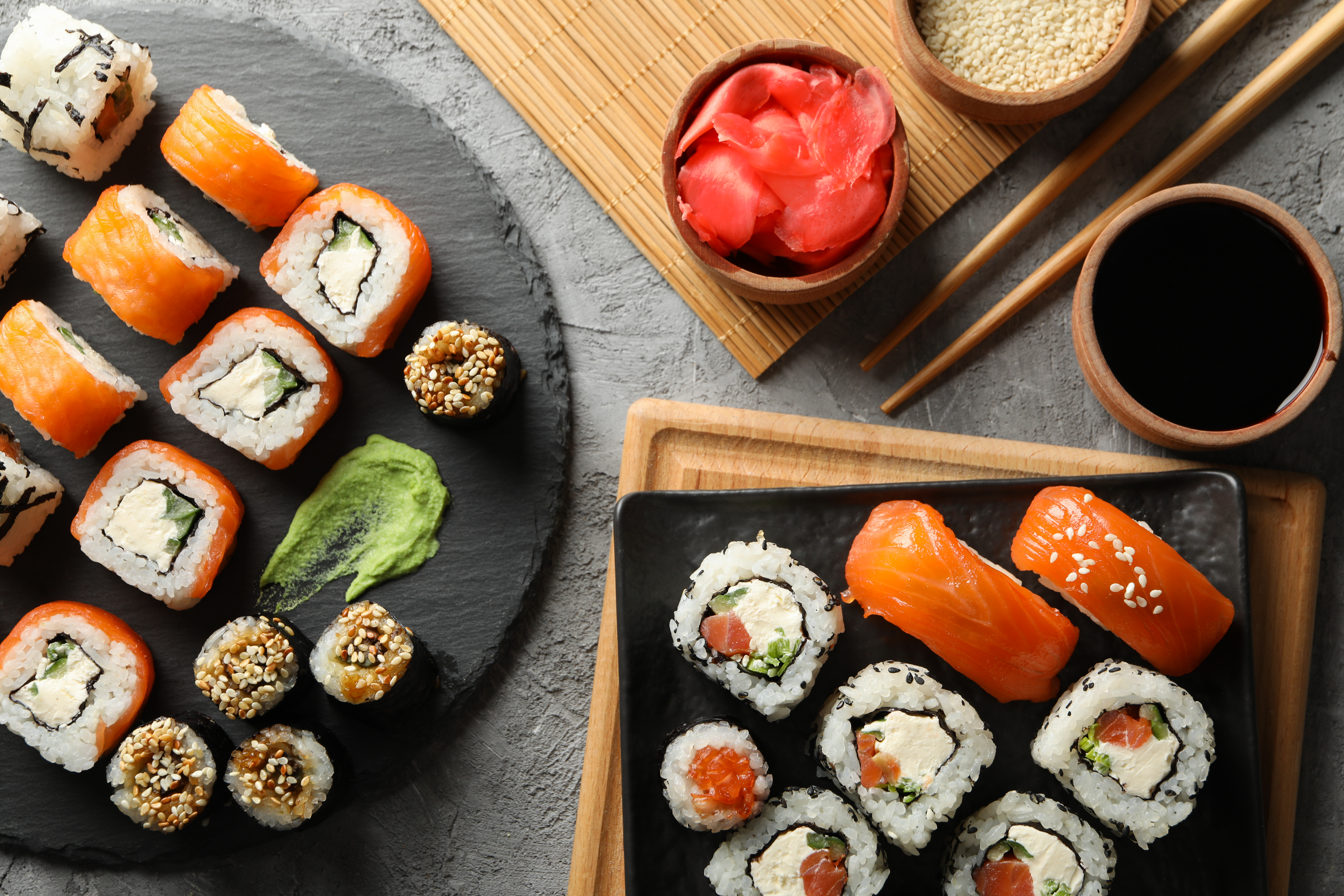 Eine Auswahl an Sushi auf einem Tisch
