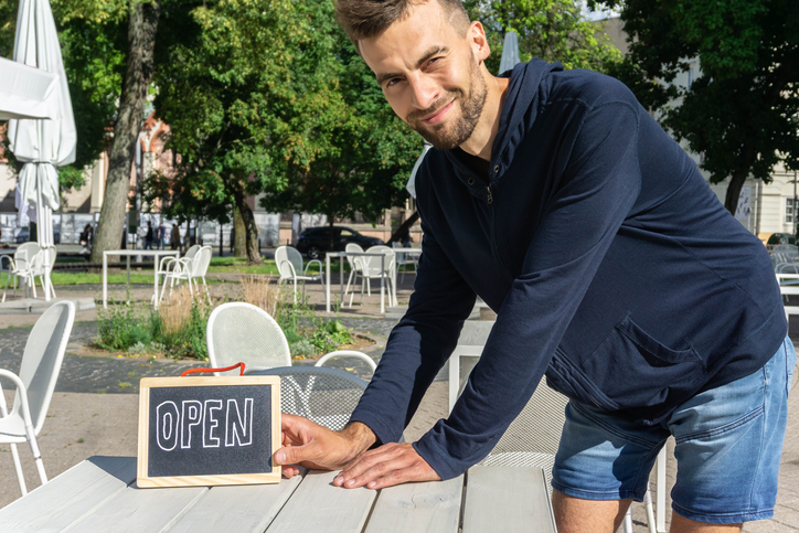 Kellner in kurzen Hosen