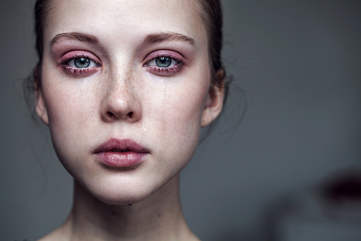 junge Frau mit Tränen in den Augen