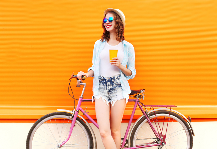 Mädchen mit kurzenn Shorts und Fahrrad