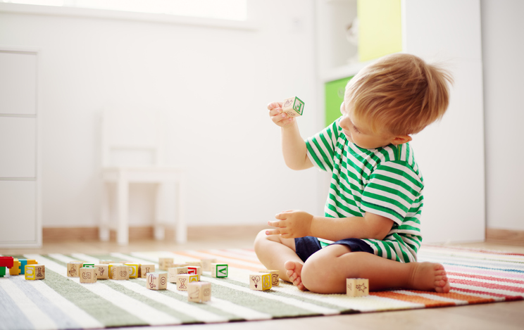 Spielen im Kinderzimmer | Credit: iStock.com/LeManna