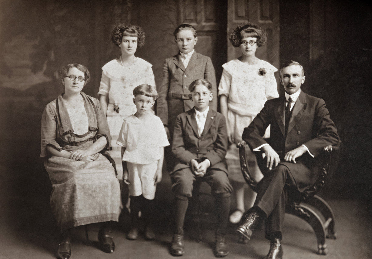 Sepiafarbenes Familienfoto ca. Jahrhundertwende