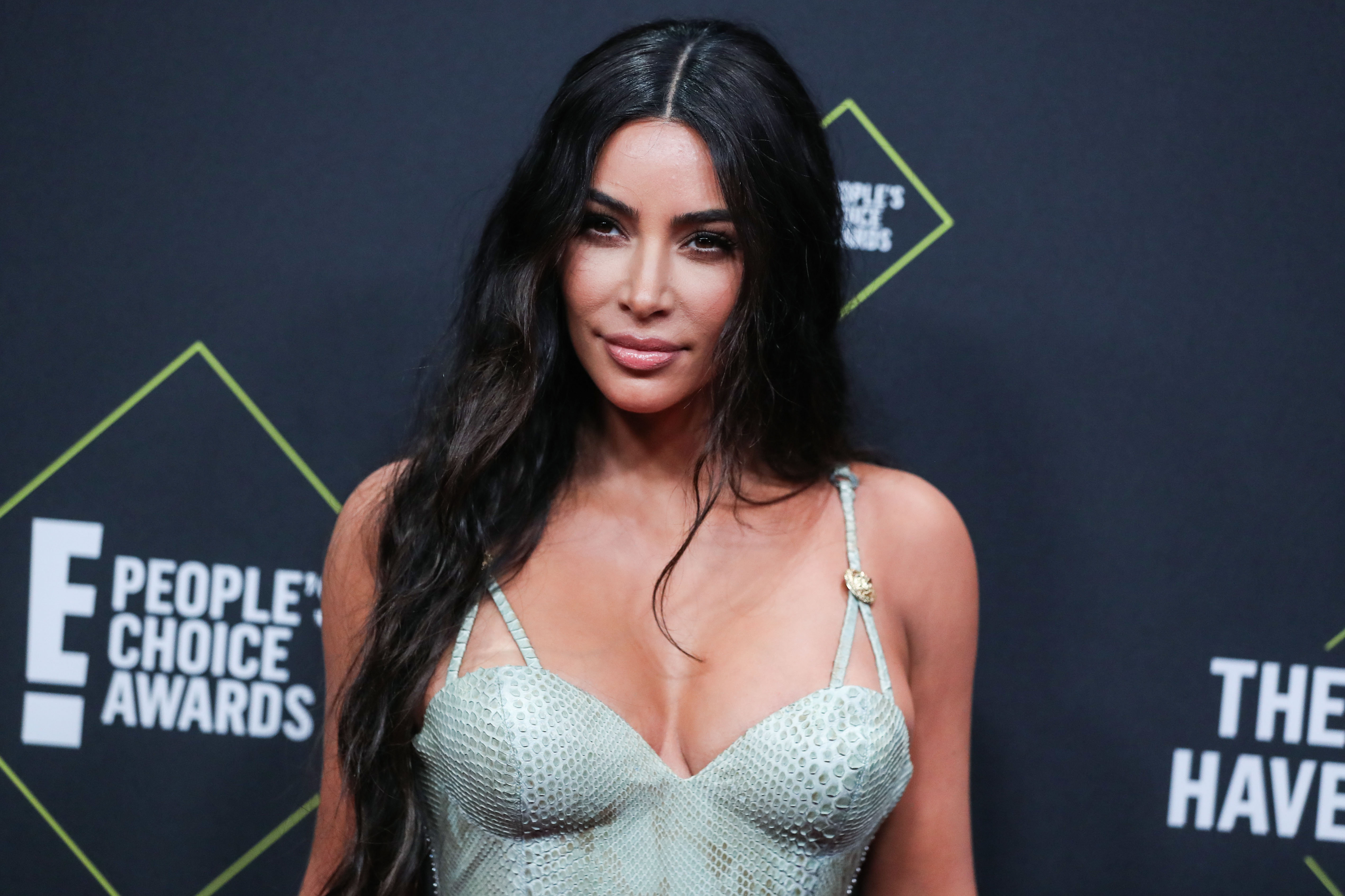 Mit ihrem gewagten Outfit beim Vatikan-Besuch sorgt Kim Kardashian für Aufregung.