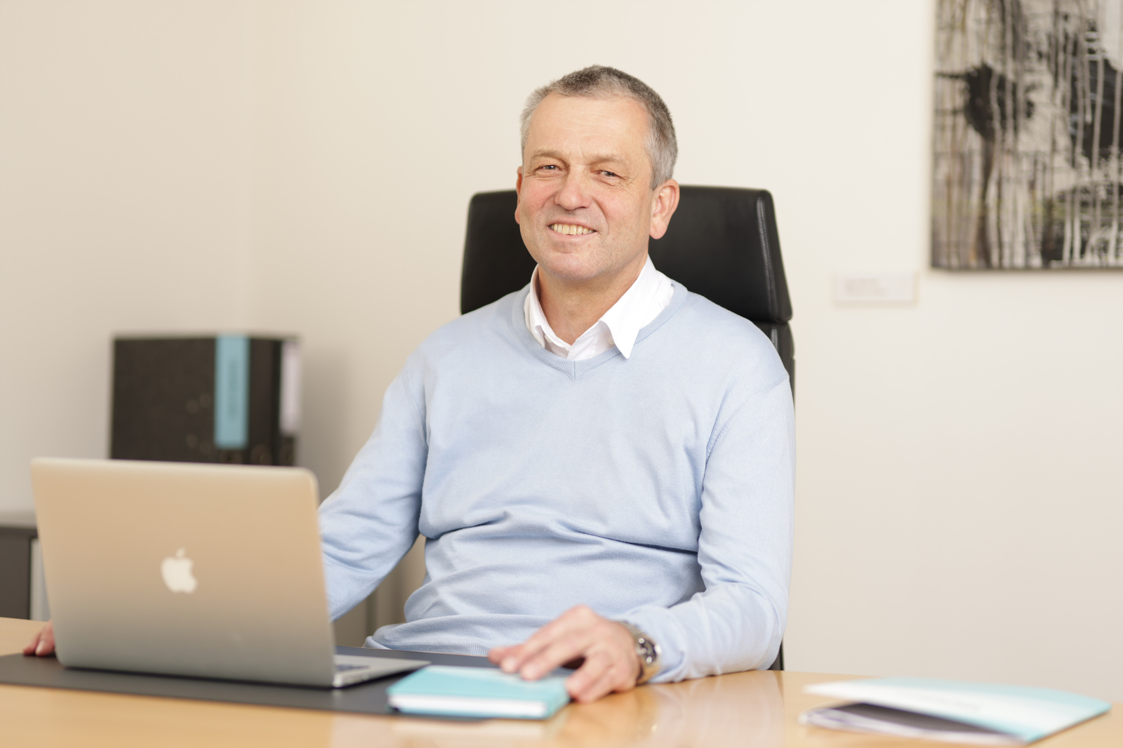 Der Klagenfurter Stadtrat Max Habenicht sitzt an seinem Schreibtisch vor einem aufgeklappten MacBook