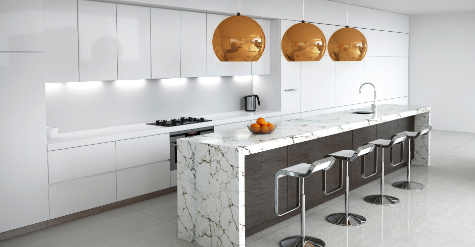 Weiße Küche mit Stein