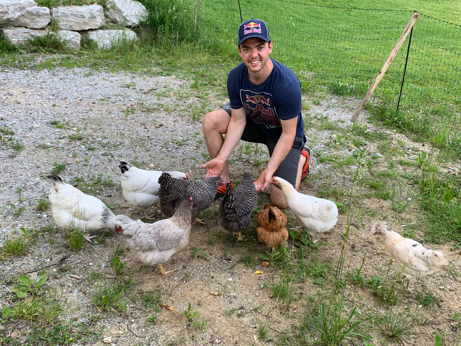 Matthias Walkner und seine Hennen | Credit: Eva Walkner