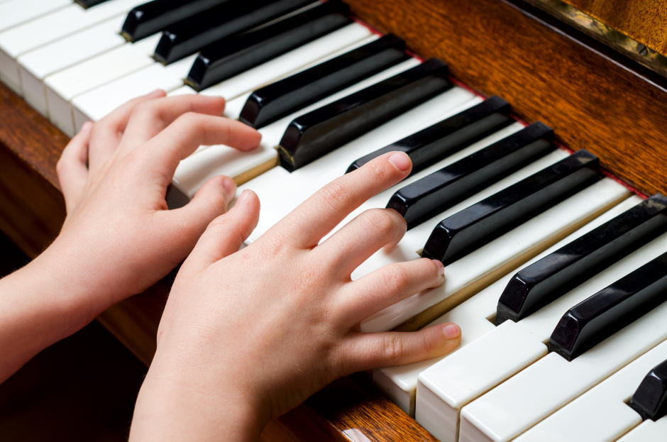 Klavier - früh übt sich, wer ein Meister werden will | Credit: iStock.com/Martina_L