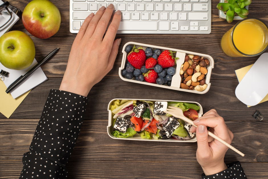 Ideal an heißen Tagen: Obst- und Gemüse-Snacks | Credit: iStock.com/InspirationGP