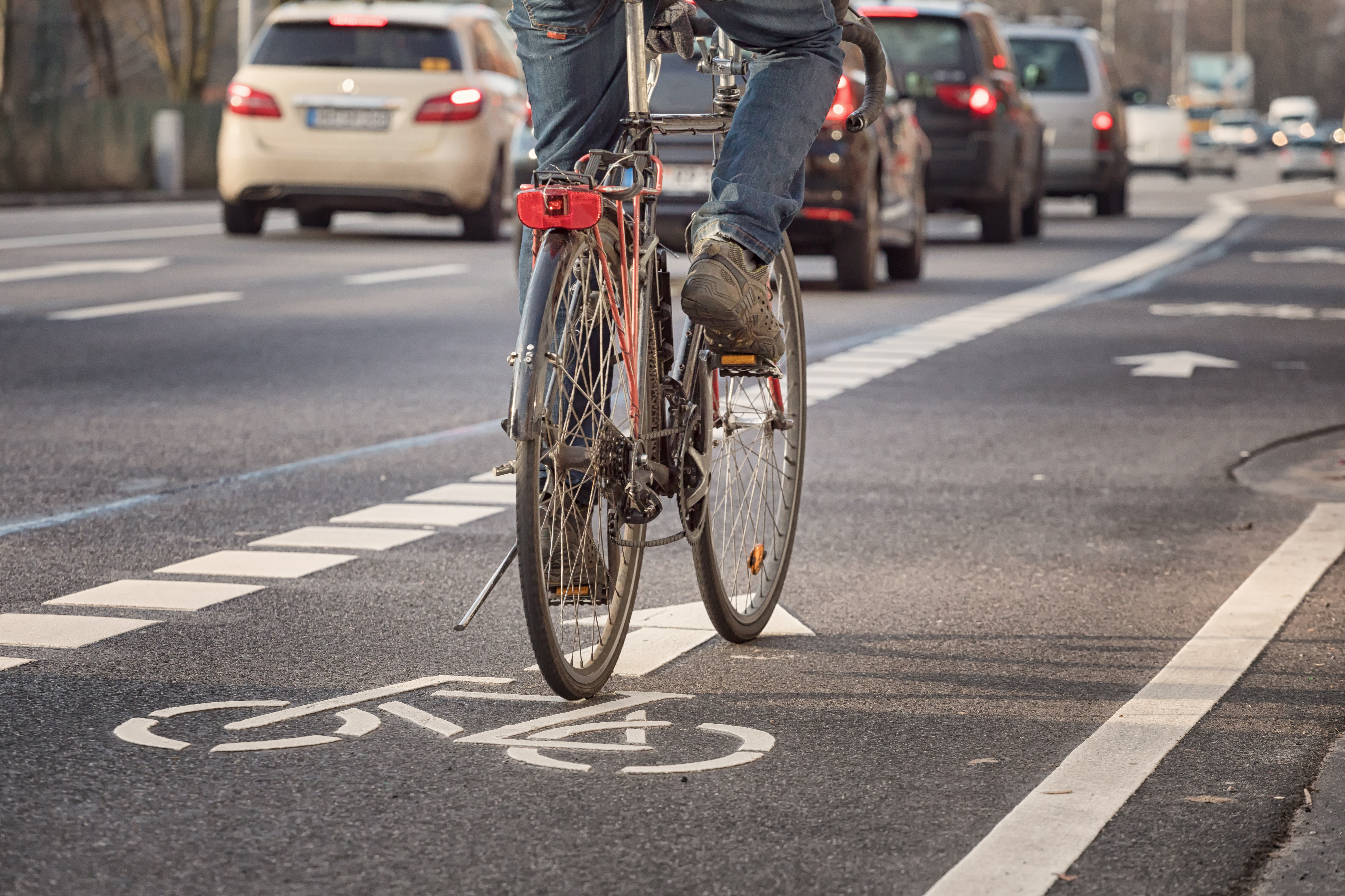 Radfahrweg mit Radfahrer