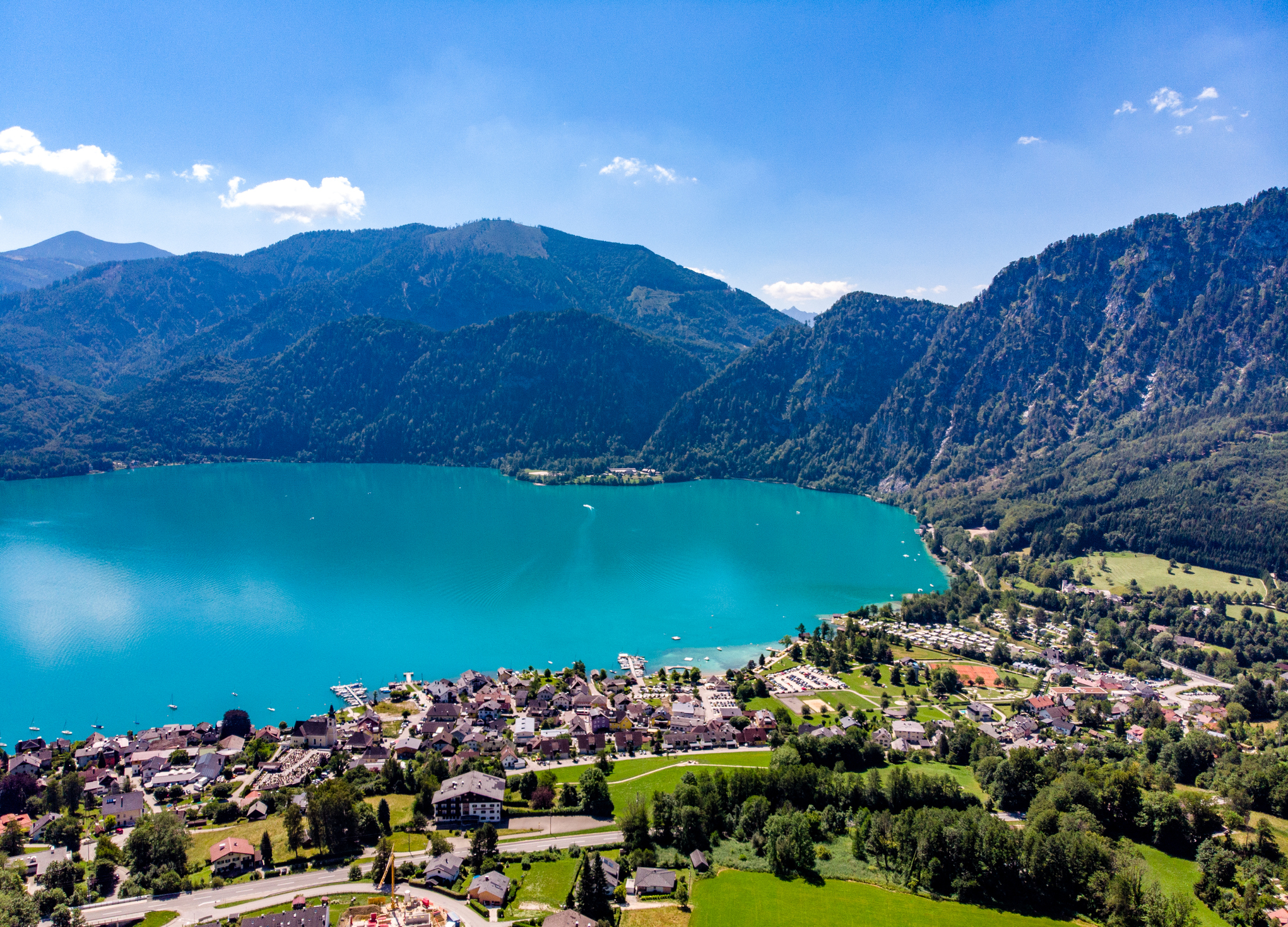 Herrliche Aufnahme von dem Attersee und der dahinterliegenden Bergkulisse