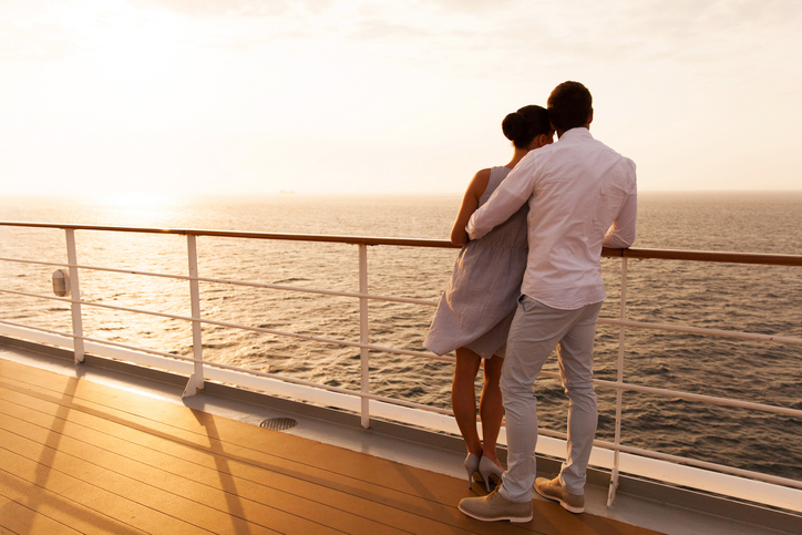 Paar am Kreuzfahrtschiff | Credit: iStock.com/michaeljung
