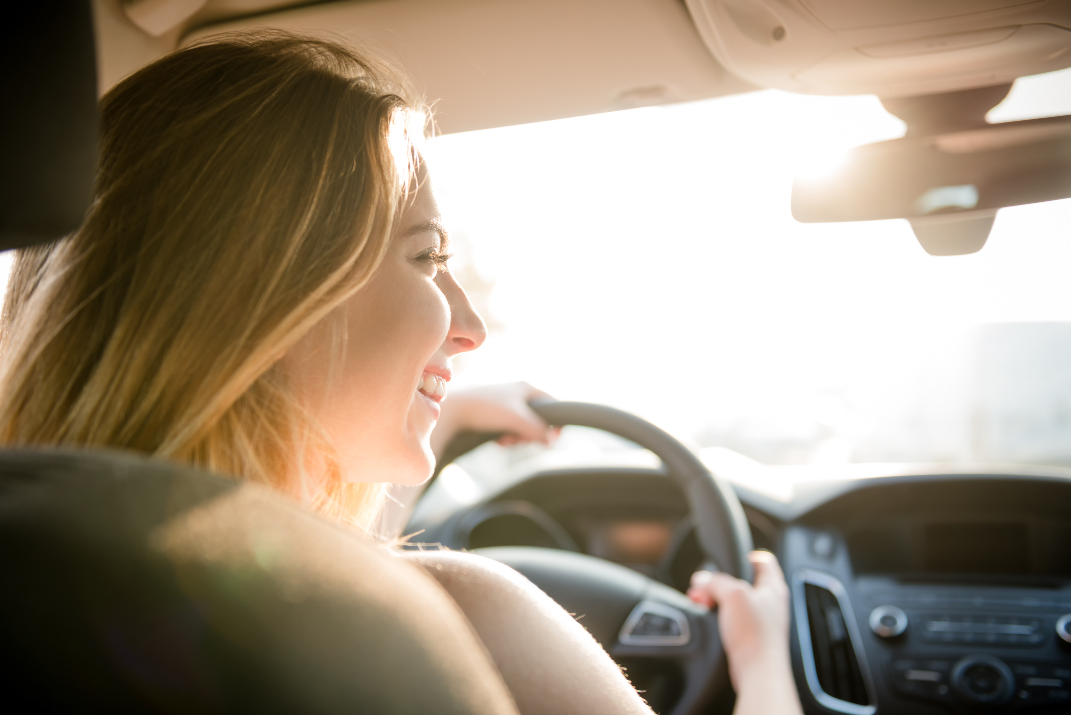 Junge Frau am Lenkrad eines Autos