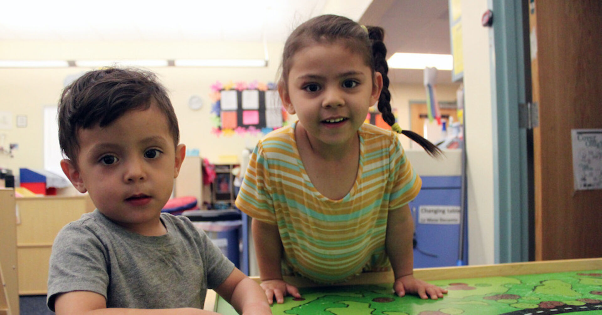 Ein Geschwisterpaar, 2 und 3 Jahre alt