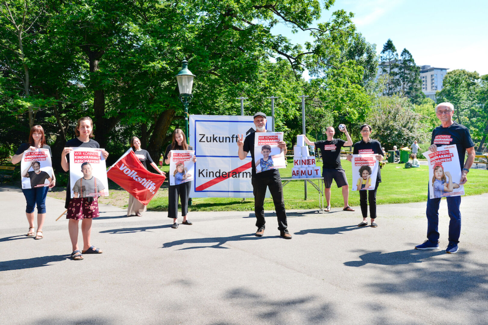 Vertreter der Volkshilfe mit Transparenten