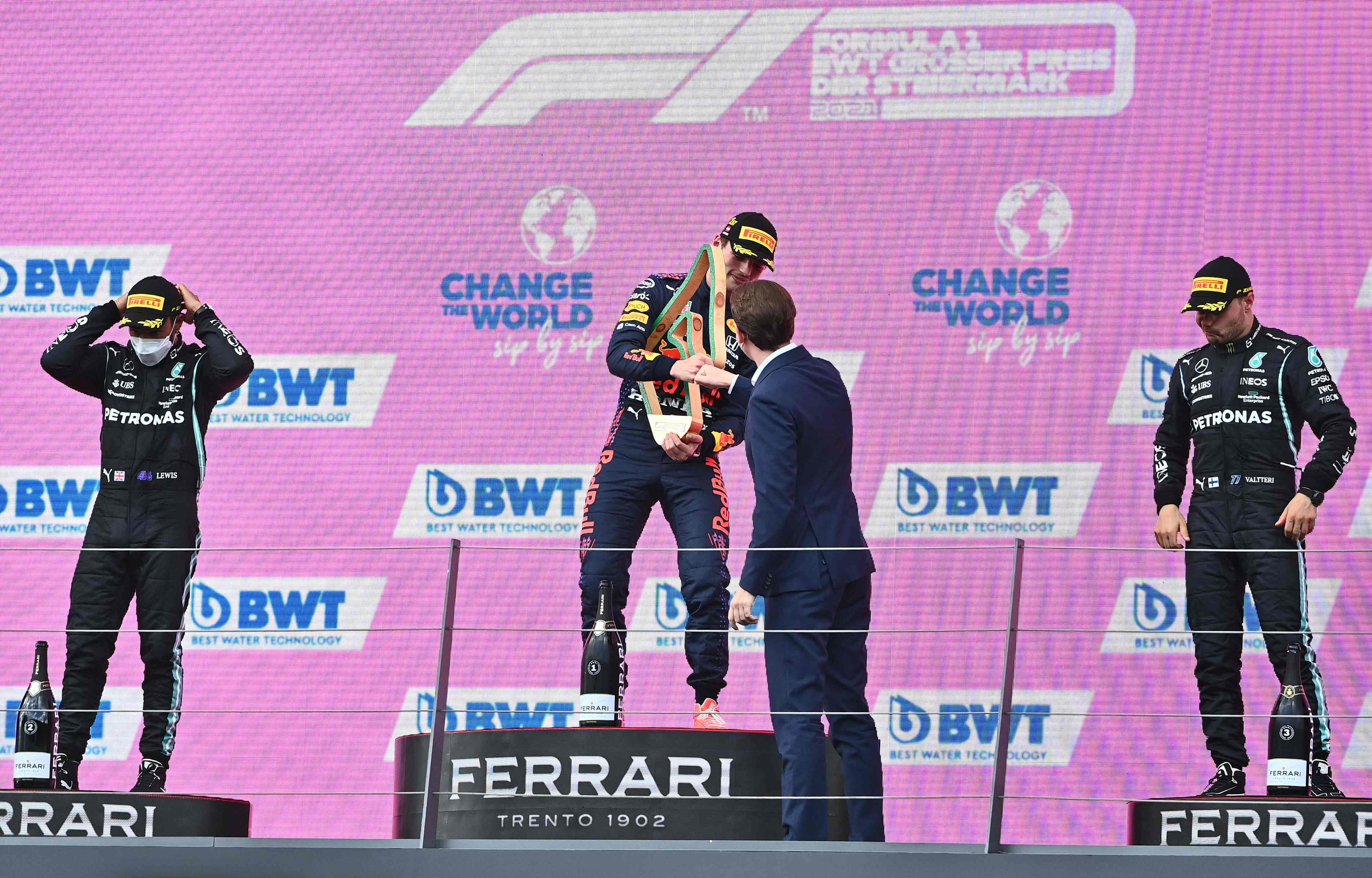 Kanzler Kurz gratuliert Max Verstappen zum Sieg.