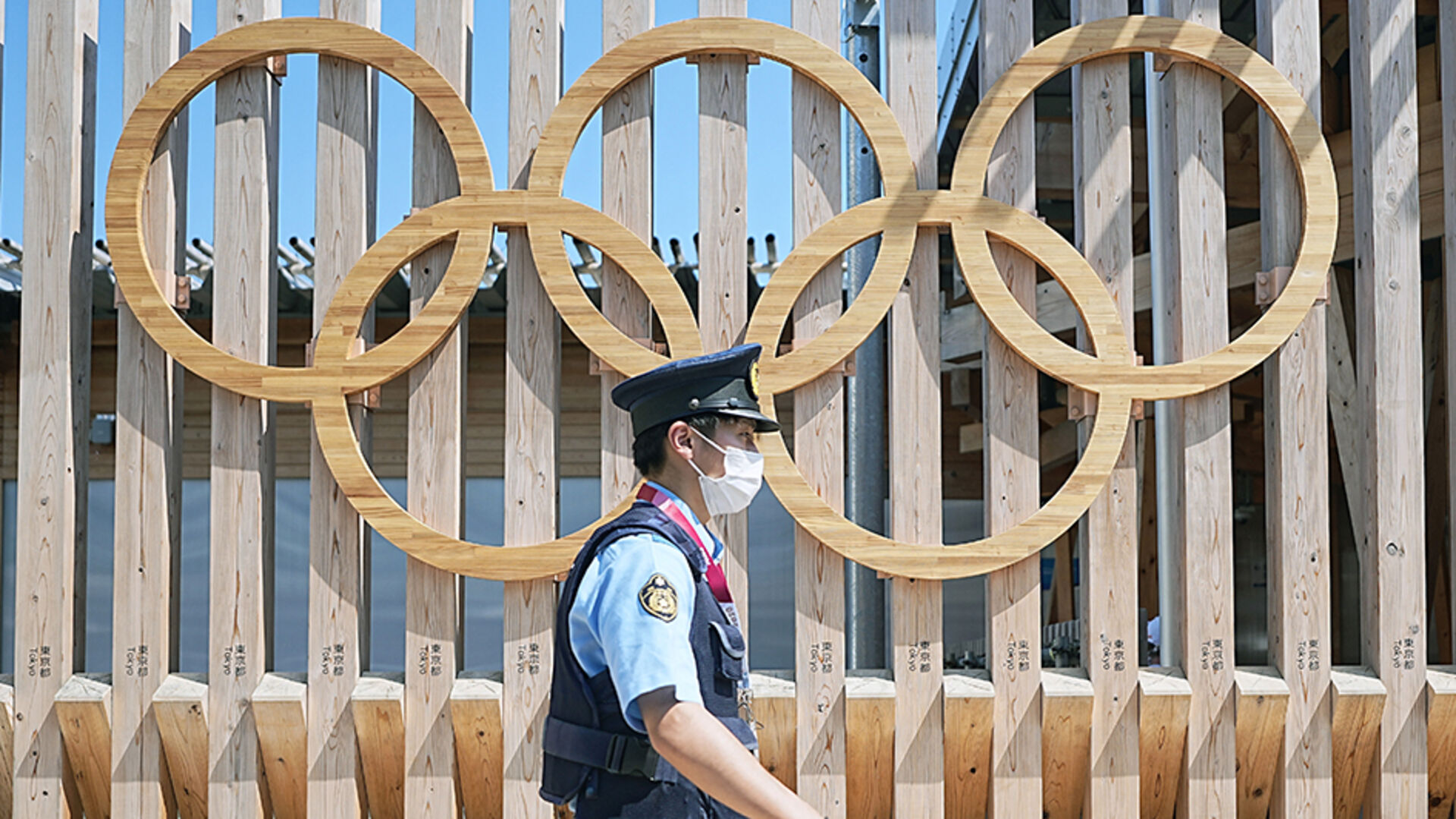 Polizist vor den Olympischen Ringen in Tokio