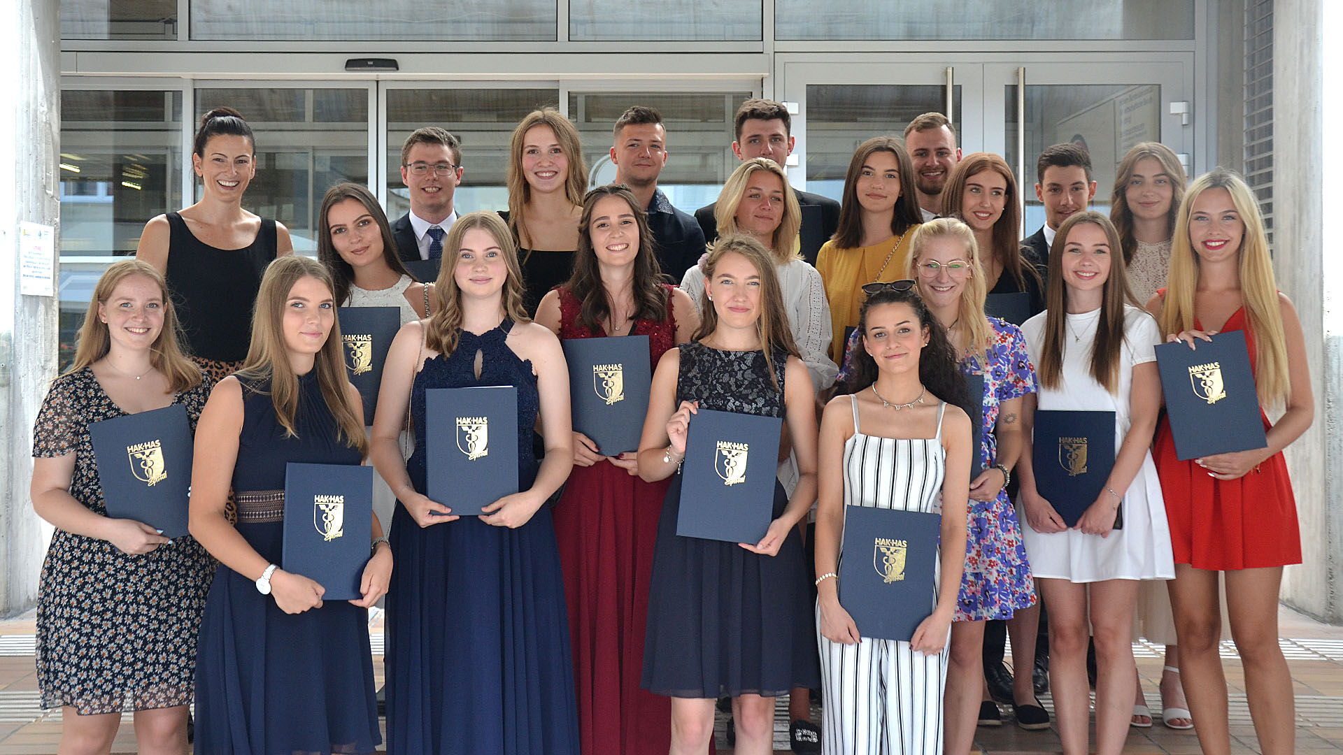 Maturanten der 5AK HAK KLASSIK strahlen
